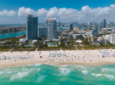 Turkuaz suları olan Miami Plajı 'nın havadan görünüşü. Miami siluetinin insansız hava aracı görüntüsü