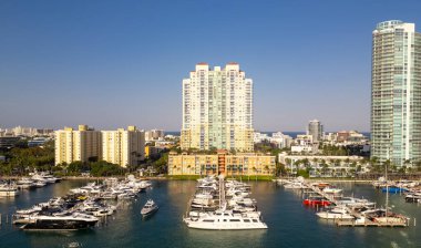 Ufuk çizgisi olan Miami Beach marinası hava aracı manzaralı. Miami yukarıdan. Miamis 'in ünlü simgelerinin insansız hava aracı görüntüsü. Gökdelenleri olan South Pointe plajı. Miami şehri panoraması. Miami Sahili 'nin silüeti