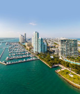 Yat ve teknelerle Miami Sahili 'nin insansız hava aracı görüntüleri.
