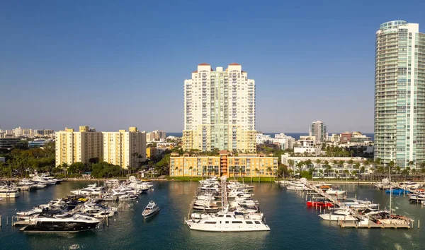 Ufuk çizgisi olan Miami Beach marinası hava aracı manzaralı. Miami yukarıdan. Miamis 'in ünlü simgelerinin insansız hava aracı görüntüsü. Gökdelenleri olan South Pointe plajı. Miami şehri panoraması. Miami Sahili 'nin silüeti