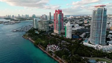 Marina körfezi. Miami lüks marinası. Yaz tatili. Marina hava manzarası. Yat limanı. Lüks güney sahil marinası. Güney sahilindeki Miami gökdeleninde. Limandaki lüks yat teknesi..
