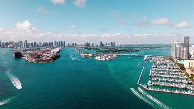 Havadan panorama görüntüsü. Gemisi olan Miami kargo limanı. Lüks marinalı Miami şehri. Yatı ve teknesi olan deniz marinası. Miami 'de yatçılık. Manzaralı hava limanı manzarası. Miami Limanı.