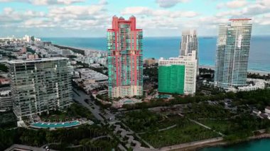 Miami güney sahili havalimanı. South Pointpark 'taki gökdelen. Lüks otel gökdeleni. Havadan Miami plajı. Lüks hava manzarası. Güney noktası. Miami 'de gökdelen mimarisi.
