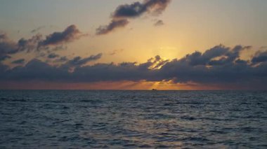 Yaz tatilinde deniz manzarası. Deniz ufkuyla gökyüzü. Gemiyle Horizon gün doğumu denizi. Gün doğumu deniz manzarası. Romantik yaz tatili deniz manzarası. Deniz batımı ufku. Gün batımı bulutlu gökyüzü. Romantik Günbatımı.