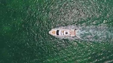 Miami, Florida, ABD - 26 Mayıs 2025: Sürat teknesi denize açıldı. Sürat teknesi yolculuğu. Denizde lüks tekne motorlu yatı. Tekne turizmi. Lüks bir yaşam tarzı. Denizde yat..