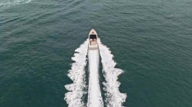 Miami, Florida, ABD - 21 Haziran 2025 Sürat teknesi gezisi. Denizde lüks tekne motorlu yatı. Tekne turizmi. Lüks bir yaşam tarzı. Yaz tatili. Denizde yat. Denizlerde yelken açan bir tekne..