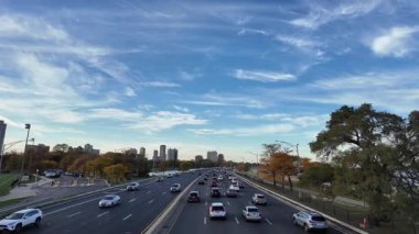 Chicago, Illinois, ABD - 24 Temmuz 2025: araba dolu şehir yolu. Seyahat güzergahı. Şehir yolu otoyolu. Otobanda trafik var. Şehir silueti otoyolu. Şehir trafiği. Arabayla yol..