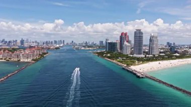 Miami sahili ve okyanusunun havadan görünüşü. Kristal berraklığında okyanusu olan Miami sahili. Meşhur Miami silueti. Miami Okyanus Cephesi