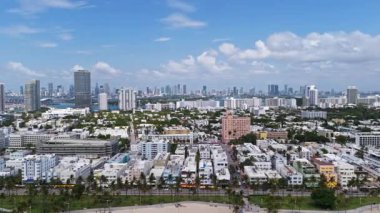 Miami sahili ve okyanusunun havadan görünüşü. Miami kıyı şeridi. Meşhur Miami silueti. Miami Okyanus Cephesi