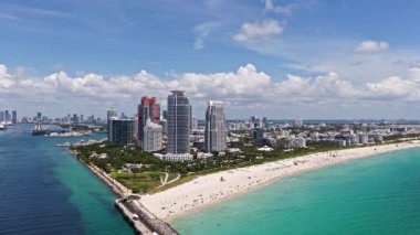 Miami sahili ve okyanusunun havadan görünüşü. Miami kıyı şeridi. Meşhur Miami silüeti