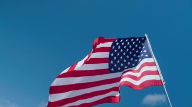 Anma günü ya da 4 Temmuz için Amerikan bayrağı. Amerikan bayrağı vatanseverlik sembolü. Amerikan bayrağı. Bağımsızlık Günü. ABD, bağımsızlık ya da anma gününde gökyüzüne karşı bayrak sallayacak. Anma Günü.