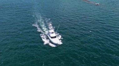 Denizde yat. Sefer teknesi denizde yüzüyor. Motorlu teknenin üst görüntüsü. Denizde lüks tekne motorlu yatı. Tekne turizmi. Lüks bir yaşam tarzı. Yaz tatili. Yumuşak dalgalar.