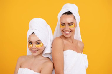 Doğal aile güzelliği. Anne-kız ailesi için güzellik kremi. Anne ve kızın yüz portresi. Cilt bakımı için bez. Yüz estetiği ailesi. Aile bakımı ve güzellik