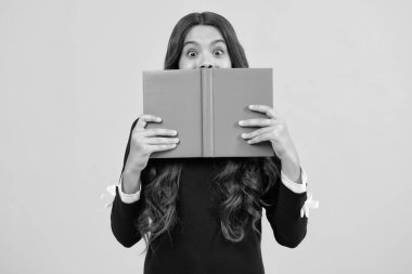 Heyecanlı bir yüz. Kitaplarla izole edilmiş stüdyo geçmişi olan liseli bir kız. Şaşırtıcı bir ifade, neşeli ve mutlu.