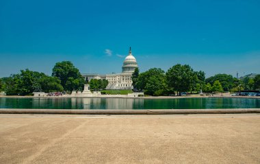 Kongre binası mavi gökyüzünün altında. Washington DC 'nin ünlü mimarisi. ABD bayrağının tarihi başkenti. Meclis binası. Kongre ile Washington DC 'nin görüntüsü