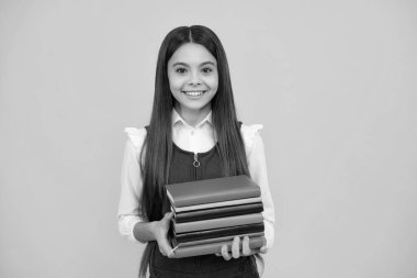 Kitaplarla izole edilmiş stüdyo geçmişi olan liseli kız.