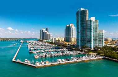 Miami marinasının gökyüzü manzarası. Miami şehrinin insansız hava aracı görüntüsü. Güney Miami ve okyanus manzarası. Gökdelenleri ve kıyı şeridi olan Miami gökdelenleri