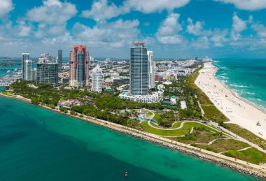 Miami Plajı 'nın gökyüzü manzarası. Miami Sahili 'nin insansız hava aracı görüntüsü. Güney Miami sahili ve okyanusun havadan görünüşü