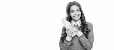 Mutlu çocuk kahvaltıda içinde vejetaryen sıvı yiyecek olan sarı plastik şişeyi tutar, smoothie. Ayrı çocuk yüzünün yatay posteri, afiş başlığı, kopyalama alanı