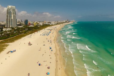 Miami Beach silueti. Miami Sahili 'nin insansız hava aracı görüntüsü. South Pointe Park ve South Beach 'in hava manzarası