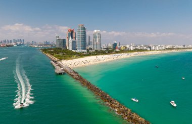 Miami plajı şehir manzarası. Miami yaz havası manzarası. Miami sahil şeridi. Mavi okyanus silüeti