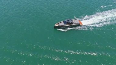 Yaz tatili. Hava manzaralı motorlu tekne. Yat teknesi turu. Lüks tekne yatı. Sürat teknesi denizde. Denizdeki lüks özel yat. Motorlu yat lüks gemi. Tekne motorlu antenleri. Lüks gemi.