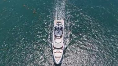 Denizdeki lüks özel yat. Motorlu yat lüks gemi. Tekne motorlu antenleri. Yaz tatili. Sessiz hareket. Hava manzaralı motorlu tekne. Yat teknesi turu. Lüks tekne yatı. Sürat teknesi denizde yelken açıyor.