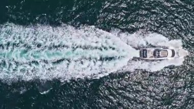 Denizdeki lüks özel yat. Motorlu yat lüks gemi. Tekne motorlu antenleri. Yaz tatili. Hava manzaralı motorlu tekne. Yat teknesi turu. Lüks tekne yatı. Sürat teknesi denizde. Yat kaçışı..