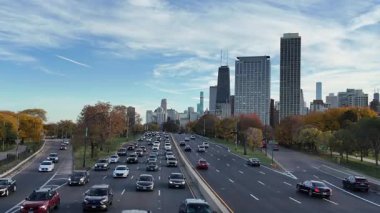 Chicago, Illinois, ABD - 24 Temmuz 2025: Otoyol trafiği. Autumn City otoyolu. Şehir trafiği. Arabalı yol. Şehir yolu araba dolu. Seyahat güzergahı. Şehir yolu otoyolu..
