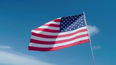 Amerikan bayrağı vatanseverlik sembolü. Amerikan bayrağı. Bağımsızlık Günü. ABD, bağımsızlık ya da anma gününde gökyüzüne karşı bayrak sallayacak. Anma günü. Anma günü ya da 4 Temmuz için Amerikan bayrağı. Vatanseverlik.