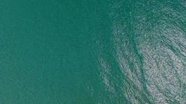 Idyllic yaz tatili. Karayip Denizi. Hava görüntüsü. Dalgalı yüzey. Deniz suyu yüzeyi. Okyanusun dalgalı suyu. Aquamarine okyanus doğası. Güneş ışığında parlayan turkuaz deniz suyunun arka planı.