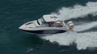 Miami, Florida, ABD - 16 Mayıs 2025 Tekne ve yat turizmi. Yaz tatili. Deniz yaz tatili. Deniz motoru. Yat denizde yüzüyor. Motorlu teknenin üst görüntüsü. Lüks tekne motorlu yat..