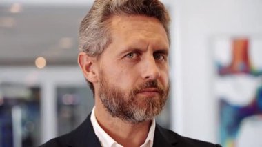 Başarılı bir iş. Liderlik başarısı. İş molasında ofis müdürü. Başarılı bir iş adamı liderliği. Ofiste kendine güvenen bir iş adamı takım elbise giyer. İş adamı portresi. Yüz resmi.