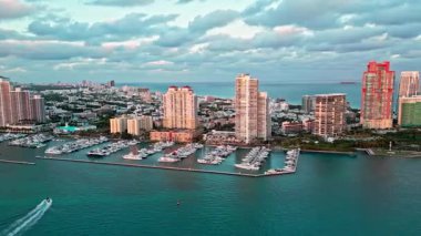 Lüks Miami Florida manzarası. Yaz tatili. Marina rıhtımı. Miami South Beach marinası. Lüks Güney Sahili marinası. Miami güney sahili manzaralı. Lüks bir yat limanında. Lüks yaşam tarzı..