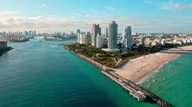 Miami güney sahili hava günbatımı. South Pointpark 'taki gökdelen. Lüks otel gökdeleni. Havadan Miami plajı. Lüks hava manzarası. Güney noktası. Miami 'de gökdelen mimarisi. Marina Körfezi.