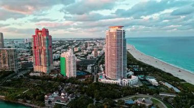South Pointpark 'taki gökdelen. Lüks otel gökdeleni. Havadan Miami plajı. Lüks hava manzarası. Güney noktası. Miami 'de gökdelen mimarisi. Miami güney sahili hava günbatımı. Birleşik Devletler.