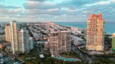 Havadan Miami plajı. Lüks hava manzarası. Güney noktası. Miami 'de gökdelen mimarisi. Miami güney sahili hava günbatımı. South Pointpark 'taki gökdelen. Lüks apartman gökdeleni.