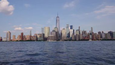 Akşam New York Manhattan 'da. New York 'ta günbatımı Aşağı Manhattan Finans Bölgesi Hudson Nehri' nde. New York 'tan sevgilerle. Manhattan New York Şehri, New York. Manhattan 'ın ufuk çizgisi gündoğumu manzarası