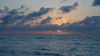 Gün batımı bulutlu gökyüzü. Yaz tatilinde deniz manzarası. Deniz ufkuyla gökyüzü. Gemiyle Horizon gün doğumu denizi. Gün doğumu deniz manzarası. Romantik yaz tatili deniz manzarası. Deniz batımı ufku. Altın saat.