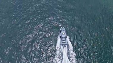 Miami, Florida, ABD - 22 Mayıs 2025 Yat Denizi. Motorlu teknenin üst görüntüsü. Lüks tekne motorlu yat. Deniz manzaralı lüks bir yat var. Tekne ve yat turizmi. Yaz tatili..