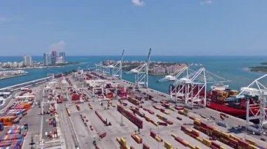 Miami, Florida, ABD - 22 Mayıs 2025 Kargo Lojistik Şirketi. Miami limanında konteynır taşıyan kargo hizmetleri. Yük konteynırı kargosu. Miami Limanı. Konteyner portu yükleniyor. Dışarıya ve içeriye aktar.