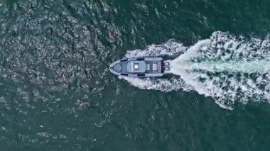 Miami, Florida, ABD - 22 Mayıs 2025 deniz manzaralı lüks yat. Tekne ve yat turizmi. Tatil yazı. Deniz yaz tatili. Deniz motoru. Yat denizde yüzüyor. Motorlu tekne hava üst görüntüsü.