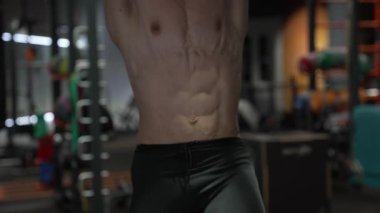 Bacak kaldırarak Sixpack egzersizi. Kaslı sporcu karın kası egzersizi yapar. Bacak kaldırıyorum. Karın kasları için egzersiz, karın kası. Asılı bacaklar ya da eğitimdeki adamlar. Sporcu adam kas çalıştırıyor..