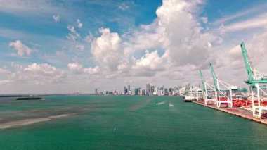 Nakliye konteynırı, denizcilik. Kargo konteynırlı Miami hava limanı. Deniz taşımacılığı. Miami Limanı. Miami 'deki kargo konteynırı, şehir manzarasının gökyüzü manzarası..