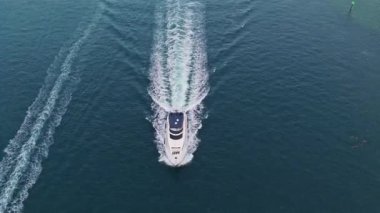 Yat teknesi turu. Lüks tekne yatı. Sürat teknesi denizde. Denizdeki lüks özel yat. Motorlu yat lüks gemi. Tekne motorlu antenleri. Yaz tatili. Hava manzaralı motorlu tekne.