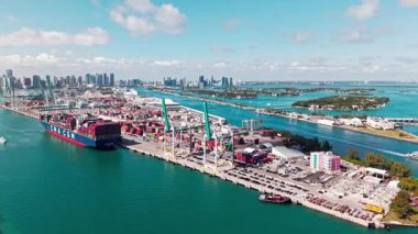 Miami, Florida, ABD - 02 Nisan 2025 Port Miami. Konteynır yükleniyor. İhraç ve ithalat. Kargo işi. Limanda konteynır ve hava manzaralı kargo hizmetleri. Yük konteynırı. Geçiş terminali.