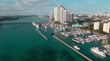 Yazın lüks bir yat gezisi. Miami limanına yanaşmış bir yat. Marina lüks şehir manzarası. Yatı olan liman. Yat marinası. Lüks yat kiralama. Miami limanı marinası.