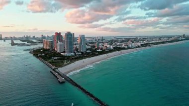 Lüks otel gökdeleni. Lüks manzara. Güney noktası. Miami rıhtım hattı. Miami 'de gökdelen mimarisi. Miami güney sahili hava günbatımı. South Pointpark 'ta gökdelen.