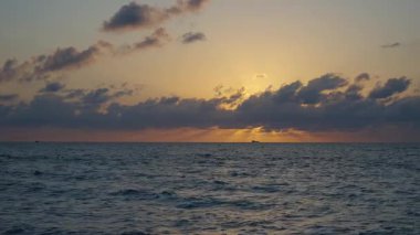 Deniz batımı ufku. Gün batımı bulutlu gökyüzü. Yaz tatilinde deniz manzarası. Deniz ufkuyla gökyüzü. Gemiyle Horizon gün doğumu denizi. Gün doğumu deniz manzarası. Romantik yaz tatili deniz manzarası.