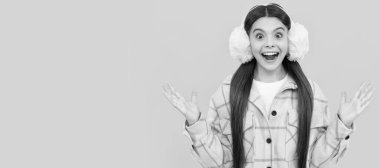 - Sürpriz. Şaşkın çocuk sarı arka plan diye bağırıyor. Sürpriz çığlık. Çocuk yüzü, yatay poster, izole edilmiş genç kız portresi, fotokopi alanı olan pankart